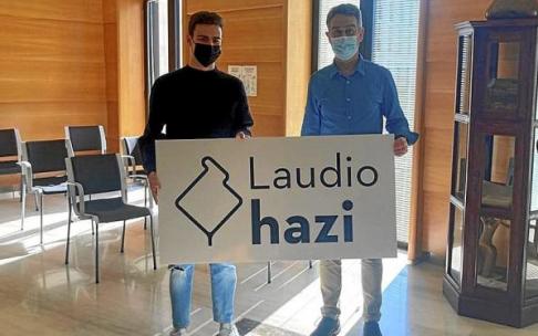 Larrinaga y Orue posan junto a la nueva imagen de marca.