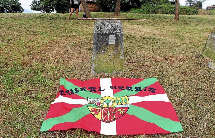 Mojón fronterizo Llodio-Arrankudiaga en campas de Santa Ana en Areta, con varas alcaldes encima en una pasada edición.