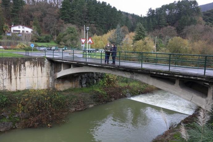 Dos personas en el puente Villosa-Altzarrate, sobre el arroyo San Juan