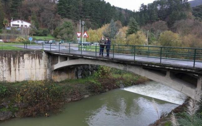 Dos personas en el puente Villosa-Altzarrate, sobre el arroyo San Juan
