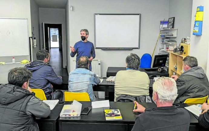 José Antonio Palomares en un curso que ha dado en la autoescuela Basurto. Foto: DEIA