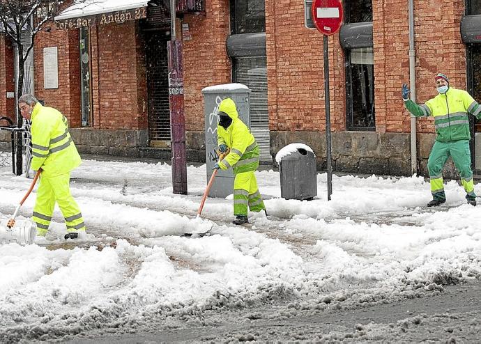 Operarios retiran la nieve de una anterior nevada en Vitoria. Foto: Josu Chavarri