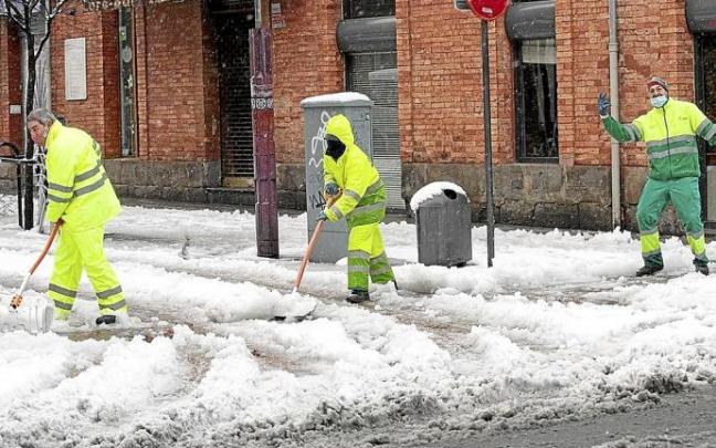 Operarios retiran la nieve de una anterior nevada en Vitoria. Foto: Josu Chavarri
