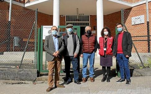 Responsables municipales, de Cruz Roja y de Jacobi, frente al local de la calle Lesaka. Foto: N.G.