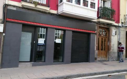 Local de Pizza Hut, en Portal del Rey 20, ya sin sus características letras de la fachada.