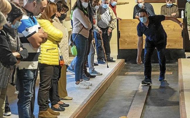 Inauguración ayer de la nueva bolera de Mendoza.