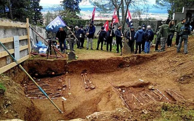 Exhumación de los restos de personas fusiladas en noviembre de 1936 y enterrados en Berriozar. Foto: CNT