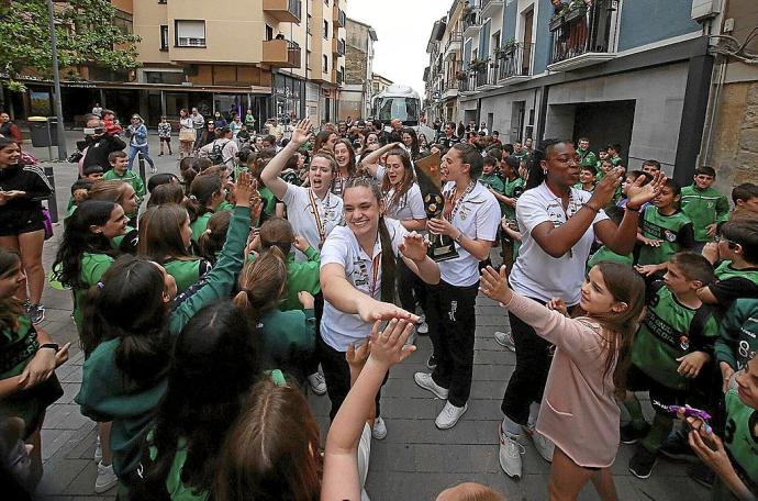 La cantera del Beti Onak hizo un pasillo a las jugadoras en la calle Mayor de Villava-Atarrabia. Los niños buscaron el saludo de sus ídolos.