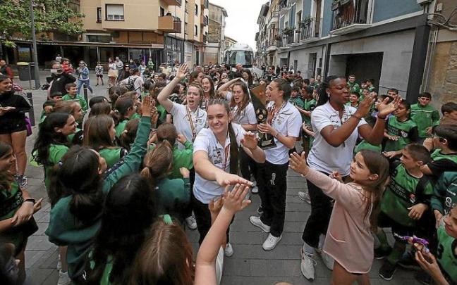 La cantera del Beti Onak hizo un pasillo a las jugadoras en la calle Mayor de Villava-Atarrabia. Los niños buscaron el saludo de sus ídolos.