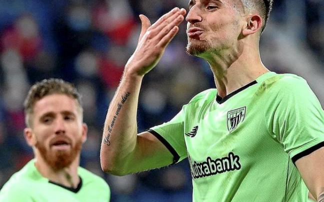 Oihan Sancet dedica uno de los tres tantos que marcó ayer en El Sadar, con Muniáin en segundo plano.