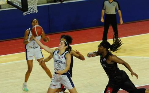 Itzi Ariztimuño trata de anotar una bandeja entre la defensa del Virtus Bolonia. Itzi Ariztimuño trata de anotar una bandeja entre la defensa del Virtus Bolonia.
