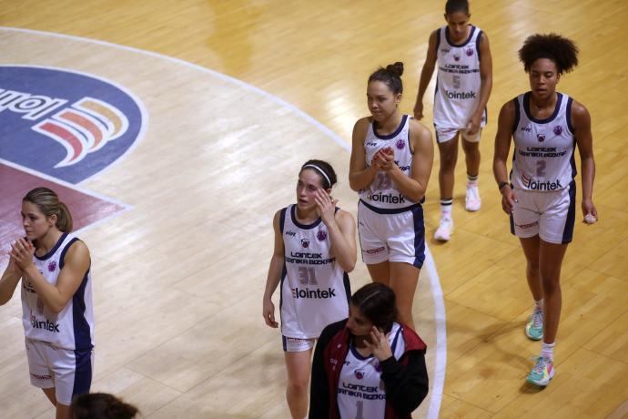 Las jugadoras del Lointek Gernika Bizkaia saludan a los aficionados con rostros de decepción y tristeza.