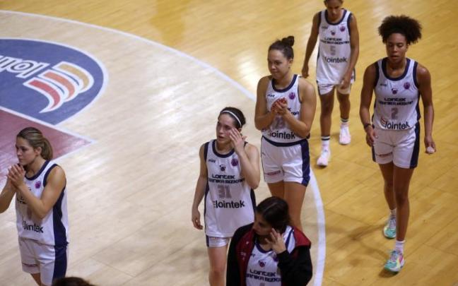 Las jugadoras del Lointek Gernika Bizkaia saludan a los aficionados con rostros de decepción y tristeza.