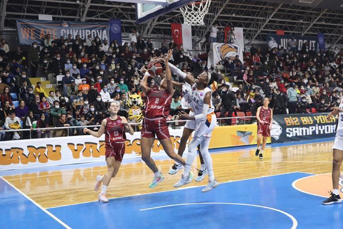 Tinara Moore, taponada por Temi Fagbenle en una acción en la zona turca.