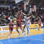 Tinara Moore, taponada por Temi Fagbenle en una acción en la zona turca.