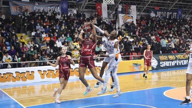 Tinara Moore, taponada por Temi Fagbenle en una acción en la zona turca.