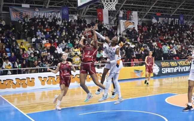 Tinara Moore, taponada por Temi Fagbenle en una acción en la zona turca.