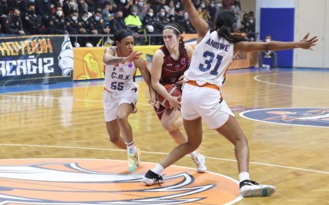 Itzi Ariztimuño trata de colarse entre Thomas y Anigwe.