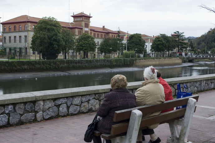 Un grupo de mujeres sentadas frente a los cuarteles de Loiola