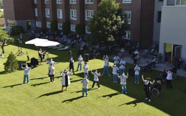 El personal de Residencia Gurena de Loiu, que ha realizado una labor asombrosa en estos tiempos de pandemia, posa en la imagen con gestos para mirar con optimismo al futuro más cercano.