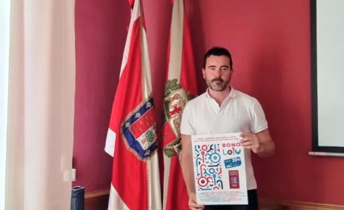 Josu Andoni Begoña, con el cartel de la nueva campaña.