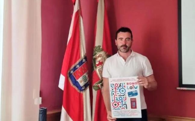 Josu Andoni Begoña, con el cartel de la nueva campaña. Josu Andoni Begoña, con el cartel de la nueva campaña.