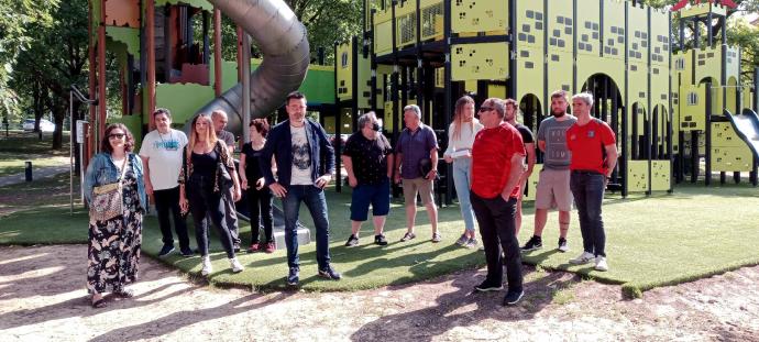 El alcalde de Loiu, Josu Andoni Begoña, presentó la feria junto a representantes del tejido asociativo. Foto: