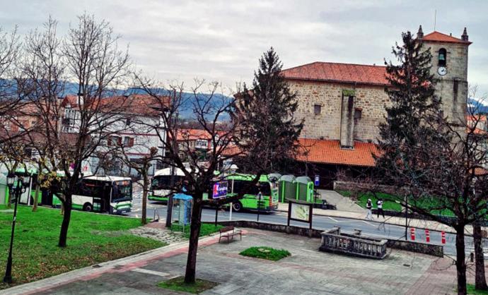 Parada de autobús junto a la iglesia de Loiu.