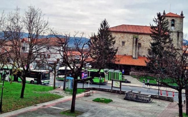 Parada de autobús junto a la iglesia de Loiu.