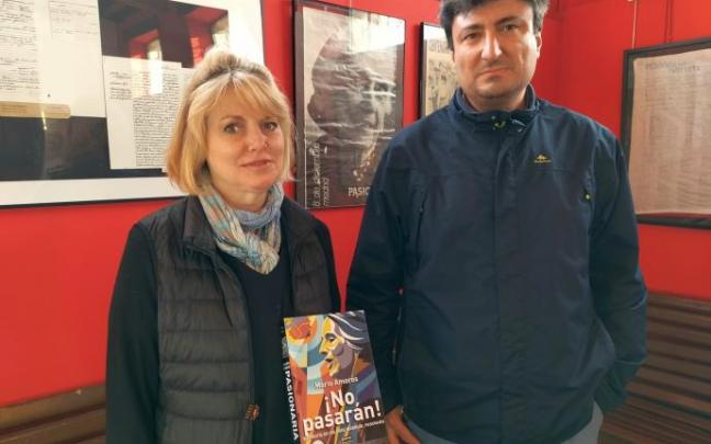 Lola, nieta de Pasionaria, y el historiador Mario Amorós posan ante un retrato de Dolores Ibarruri en el Museo de Gallarta. Lola, nieta de Pasionaria, y el historiador Mario Amorós posan ante un retrato de Dolores Ibarruri en el Museo de Gallarta.