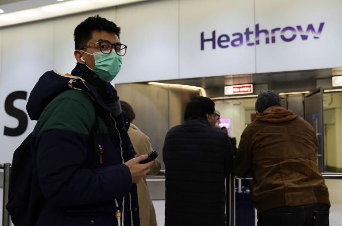 Una pasajero con una mascarilla en la terminal 4 del Aeropuerto de Heathrow.