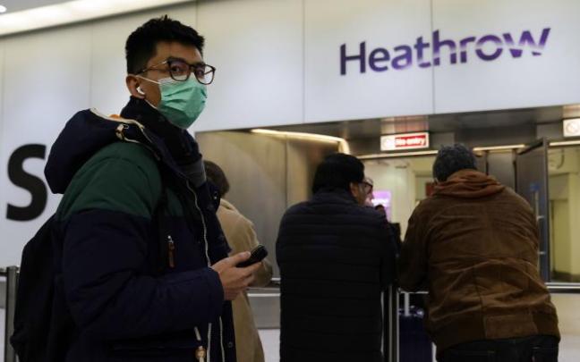 Una pasajero con una mascarilla en la terminal 4 del Aeropuerto de Heathrow.