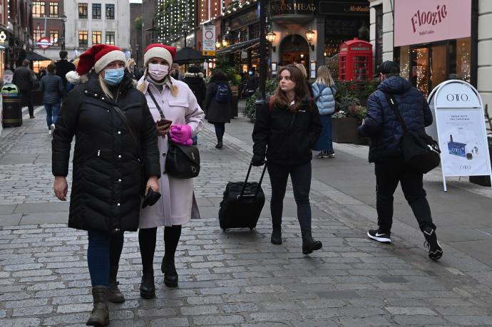 Varias personas pasean por Covent Garden, en Londres.