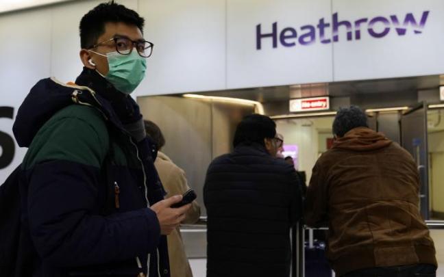 Pasajeros en el aeropuerto de Heathrow. Pasajeros en el aeropuerto de Heathrow.
