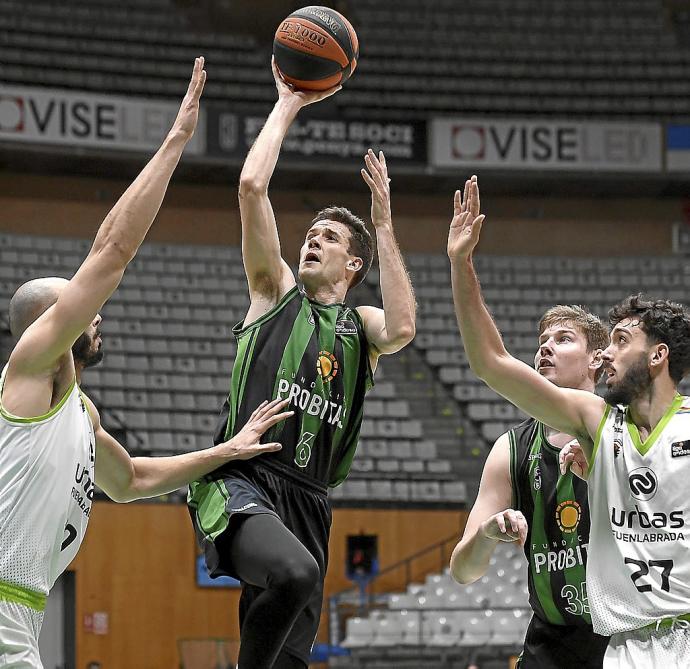 López-Arostegui se dispone a lanzar a canasta en un partido de esta temporada con la 'Penya'.