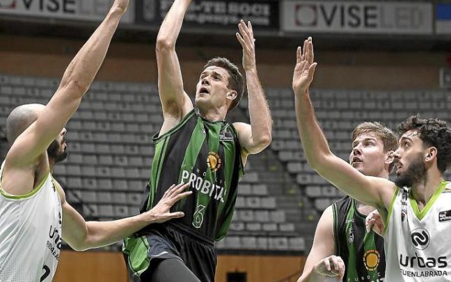 López-Arostegui se dispone a lanzar a canasta en un partido de esta temporada con la 'Penya'.