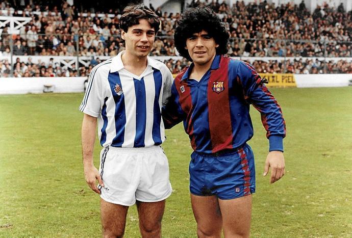 López Ufarte posa con Maradona en un partido en Atotxa.