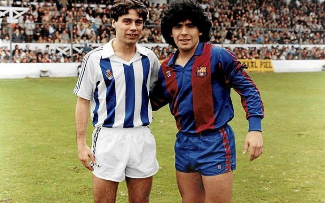 López Ufarte posa con Maradona en un partido en Atotxa.