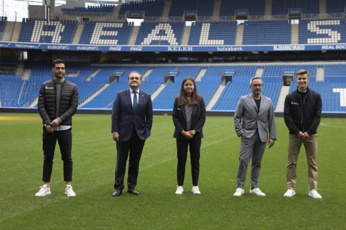 Los jugadores Mikel Merino, Beñat Turrientes y Amaiur Sarriegi, junto a Jokin Aperribay y Juan Luis Lasa, en Anoeta.