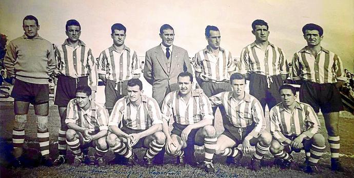 17 de setiembre de 1950. Alavés 2-1 Mirandés. De pie (izda. a dcha.): Jesús Salazar, Félix Villaverde, 'Corta' I, Lorenzo Ausina (entrenador), Valle, Berecibar y Erezuma. Agachados (izda. a dcha.): 'Primi', Bardají II, Méndez, Sarduy y Baniandrés. Foto: A