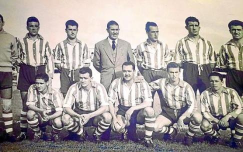 17 de setiembre de 1950. Alavés 2-1 Mirandés. De pie (izda. a dcha.): Jesús Salazar, Félix Villaverde, 'Corta' I, Lorenzo Ausina (entrenador), Valle, Berecibar y Erezuma. Agachados (izda. a dcha.): 'Primi', Bardají II, Méndez, Sarduy y Baniandrés. Foto: A