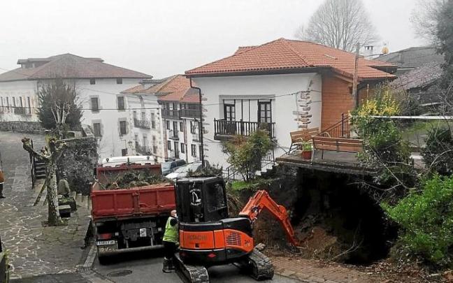 Lorenzobaita, justo detrás de donde se produjo el boquete la pasada semana. Foto: cedida Lorenzobaita, justo detrás de donde se produjo el boquete la pasada semana. Foto: cedida