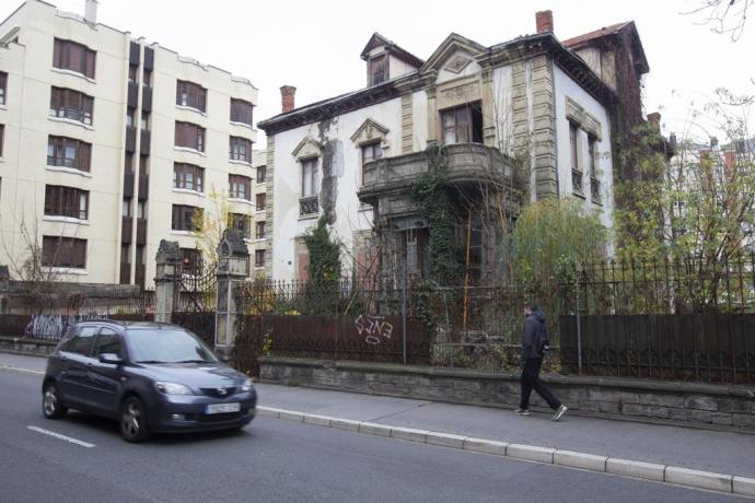 Imagen del pésimo estado en el que se encuentra la Casa de Los Alfaro en la céntrica Manuel Iradier.