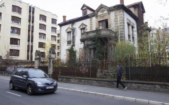 Imagen del pésimo estado en el que se encuentra la Casa de Los Alfaro en la céntrica Manuel Iradier.