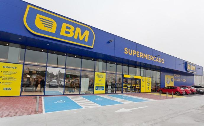 Exterior de un supermercado BM.