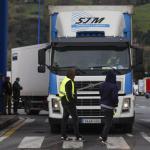 Control de la Ertzaintza a camioneros en Sestao.