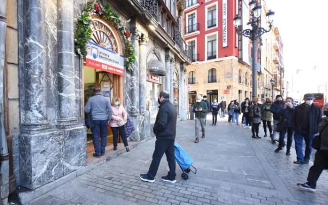 Una larga cola de clientes a las puertas de la administración de Azkarreta. Una larga cola de clientes a las puertas de la administración de Azkarreta.