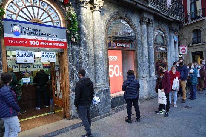 La cola ante Azkarreta doblaba la esquina hacia la calle Bidebarrieta.