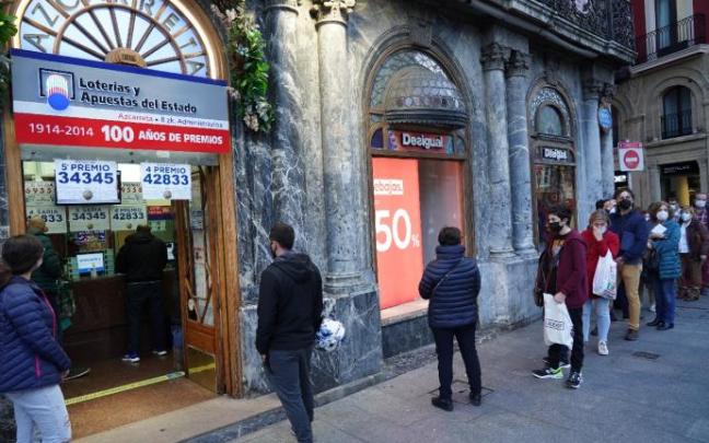 La cola ante Azkarreta doblaba la esquina hacia la calle Bidebarrieta. La cola ante Azkarreta doblaba la esquina hacia la calle Bidebarrieta.