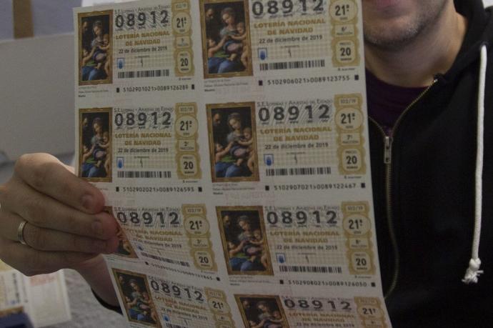 Un lotero muestra varios décimos de Lotería de Navidad.